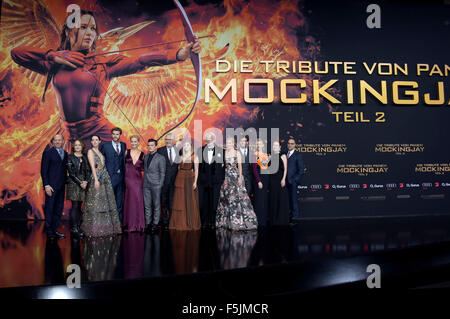 Les producteurs Jon Kilik et Nina Jacobson, Jena Malone, Liam Hemsworth, Jennifer Lawrence, Josh Hutcherson, réalisateur Francis Lawrence, Willow Shields, Donald Sutherland, Elizabeth Banks, Sam Claflin, Natalie Dormer, Julianne Moore et Stanley Tucci qui fréquentent l 'Hunger Games : Clarak, Partie 2' première mondiale au Cinestar Sony Center le 4 novembre 2015 à Berlin, Allemagne./photo alliance Banque D'Images