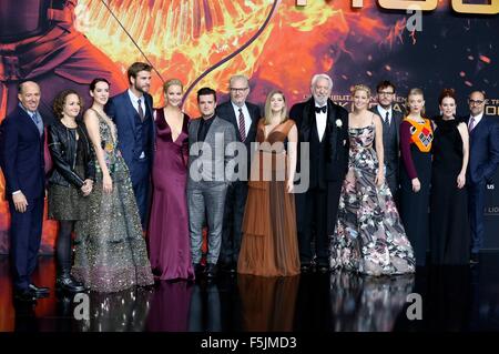 Les producteurs Jon Kilik et Nina Jacobson, Jena Malone, Liam Hemsworth, Jennifer Lawrence, Josh Hutcherson, réalisateur Francis Lawrence, Willow Shields, Donald Sutherland, Elizabeth Banks, Sam Claflin, Natalie Dormer, Julianne Moore et Stanley Tucci qui fréquentent l 'Hunger Games : Clarak, Partie 2' première mondiale au Cinestar Sony Center le 4 novembre 2015 à Berlin, Allemagne./photo alliance Banque D'Images