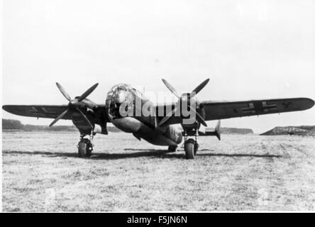 Photographie de la collection Ray Wagner, documentant un événement historique ou culturel important. Cette image fait partie des efforts de la collection pour préserver les enregistrements visuels des moments clés de l’histoire. Banque D'Images