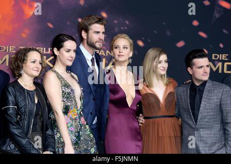 Producteur Nina Jacobson, Jena Malone, Liam Hemsworth, Jennifer Lawrence, Josh Hutcherson Willow Shields et assister à la 'Hunger Games : Clarak, Partie 2' première mondiale au Cinestar Sony Center le 4 novembre 2015 à Berlin, Allemagne./photo alliance Banque D'Images