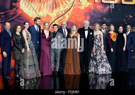 Les producteurs Jon Kilik et Nina Jacobson, Jena Malone, Liam Hemsworth, Jennifer Lawrence, Josh Hutcherson, réalisateur Francis Lawrence, Willow Shields, Donald Sutherland, Elizabeth Banks, Sam Claflin, Natalie Dormer, Julianne Moore et Stanley Tucci qui fréquentent l 'Hunger Games : Clarak, Partie 2' première mondiale au Cinestar Sony Center le 4 novembre 2015 à Berlin, Allemagne./photo alliance Banque D'Images