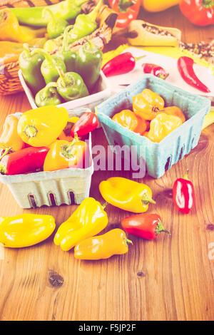 Variété de produits frais bio poivrons sur la table. Banque D'Images