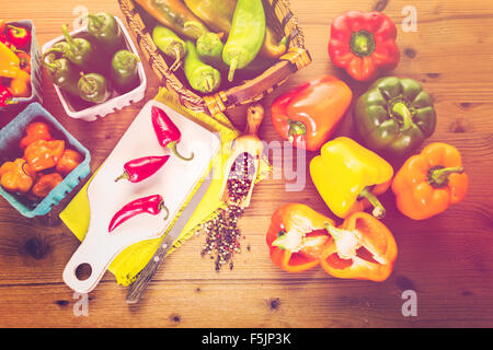 Variété de produits frais bio poivrons sur la table. Banque D'Images