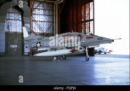 Cette image de la collection de diapositives René Francillon présente probablement un avion, qui fait partie d'une importante archive photographique documentant l'histoire de l'aviation. La collection de Francillon est connue pour ses images détaillées de l’aviation de diverses époques. Banque D'Images