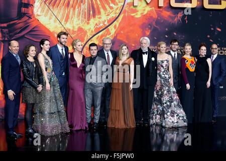 Berlin, Allemagne. 4ème Nov, 2015. Les producteurs Jon Kilik et Nina Jacobson, Jena Malone, Liam Hemsworth, Jennifer Lawrence, Josh Hutcherson, réalisateur Francis Lawrence, Willow Shields, Donald Sutherland, Elizabeth Banks, Sam Claflin, Natalie Dormer, Julianne Moore et Stanley Tucci qui fréquentent l 'Hunger Games : Clarak, Partie 2' première mondiale au Cinestar Sony Center le 4 novembre 2015 à Berlin, Allemagne./photo alliance © dpa/Alamy Live News Banque D'Images