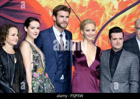 Berlin, Allemagne. 4ème Nov, 2015. Producteur Nina Jacobson, Jena Malone, Liam Hemsworth, Jennifer Lawrence et Josh Hutcherson assister à 'l'Hunger Games : Clarak, Partie 2' première mondiale au Cinestar Sony Center le 4 novembre 2015 à Berlin, Allemagne./photo alliance © dpa/Alamy Live News Banque D'Images