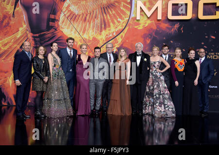 Berlin, Allemagne. 4ème Nov, 2015. Les producteurs Jon Kilik et Nina Jacobson, Jena Malone, Liam Hemsworth, Jennifer Lawrence, Josh Hutcherson, réalisateur Francis Lawrence, Willow Shields, Donald Sutherland, Elizabeth Banks, Sam Claflin, Natalie Dormer, Julianne Moore et Stanley Tucci qui fréquentent l 'Hunger Games : Clarak, Partie 2' première mondiale au Cinestar Sony Center le 4 novembre 2015 à Berlin, Allemagne./photo alliance © dpa/Alamy Live News Banque D'Images