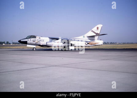 Cette image fait partie de la collection de diapositives René Francillon, une archive qui conserve des photographies et des œuvres d'art importantes du XXe siècle. La collection est précieuse pour la recherche historique. Banque D'Images