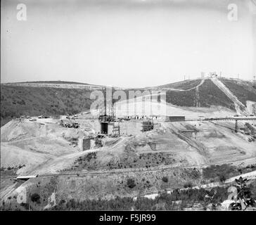 Cette photographie détaillée du canyon de Sycamore, prise du sud, capture la beauté sauvage du paysage du canyon. L'image fournit une vue rapprochée des formations géologiques et des caractéristiques naturelles de cet endroit emblématique de l'Arizona. Banque D'Images