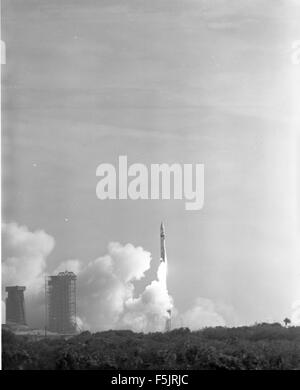 L'Atlas Centuar est une carte historique ou atlas présentant des représentations géographiques détaillées, se concentrant probablement sur la constellation du centaure ou une carte céleste associée, reflétant généralement des perspectives historiques sur l'astronomie et la géographie. Banque D'Images