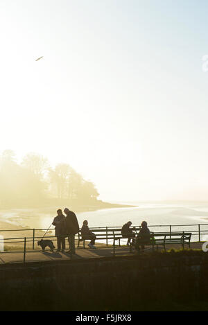 Les gens se détendre sur la jetée, Arnside, South Lakel;et, Cumbria, Angleterre, Royaume-Uni Banque D'Images