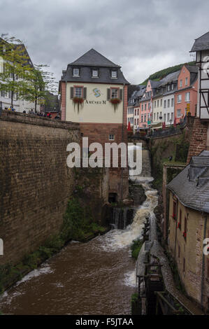 Leukbach, cascade wasserfall, Altstadt, la vieille ville, Saarburg, Rheinland-Pfalz, Allemagne Banque D'Images