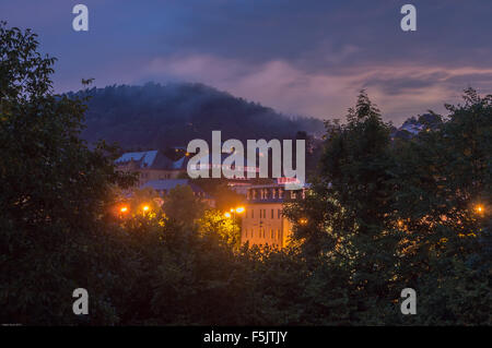 Hotel Saar Galerie de nuit dans la brume, Saarburg, Rheinland-Pfalz, Allemagne Banque D'Images