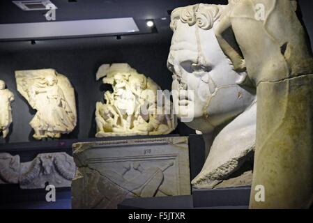 Le Musée Archéologique d'Ephèse (turc : Efes Müzesi) Selçuk près d'Izmir, Turquie. L'empereur Domitien Statue et frise du Parthénon Banque D'Images