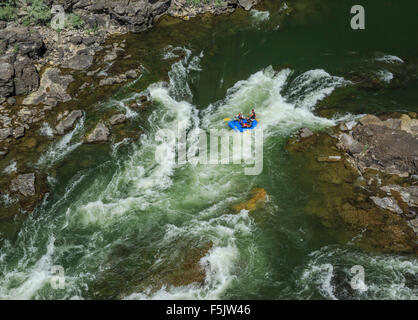 Les rafteurs tournage fang rapids à Alberton gorge sur la rivière Clark Fork près d'Alberton, Montana Banque D'Images