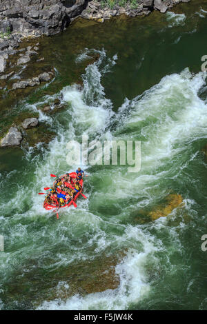 Les rafteurs tournage fang rapids à Alberton gorge sur la rivière Clark Fork près d'Alberton, Montana Banque D'Images