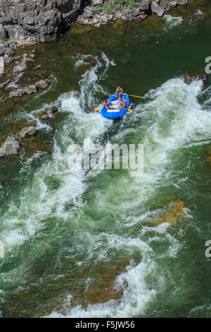 Les rafteurs tournage fang rapids à Alberton gorge sur la rivière Clark Fork près d'Alberton, Montana Banque D'Images