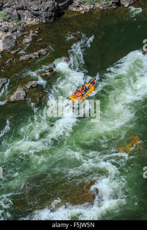 Les rafteurs tournage fang rapids à Alberton gorge sur la rivière Clark Fork près d'Alberton, Montana Banque D'Images