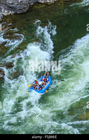 Les rafteurs tournage fang rapids à Alberton gorge sur la rivière Clark Fork près d'Alberton, Montana Banque D'Images