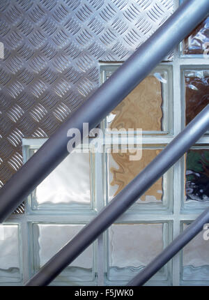 Close-up de rampes en métal et un mur en briques de verre dans un hall 90 Banque D'Images