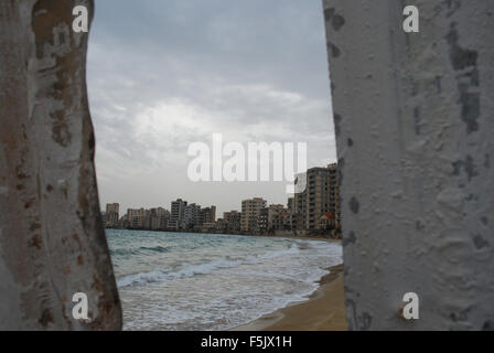 Une vue de la zone de restriction, ville fantôme, Varosha, Famagusta, Chypre Banque D'Images