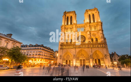 La Cathédrale Notre Dame, au crépuscule, en intérieur, façade ouest, l'Ile de la Cité, Paris, Région Ile-de-France, France Banque D'Images