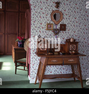 Table Art Nouveau dans le style édouardien hall avec du papier peint à motifs Banque D'Images