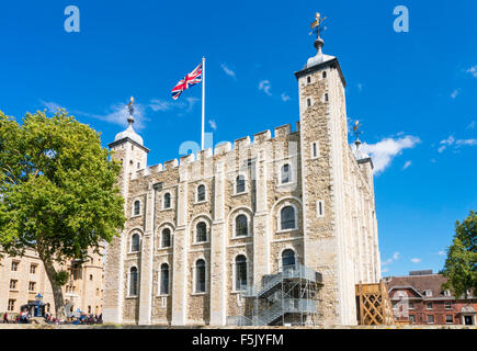 L'Union Jack flag volant au-dessus de la tour blanche Tour de Londres la ville de Londres Angleterre GO UK EU Europe Banque D'Images