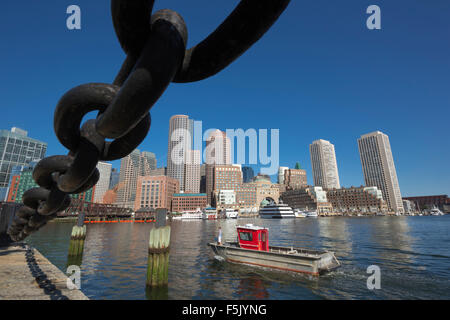 Ventilateur Boston Whaler LOISIRS HARBORWALK quai Rowes Wharf CENTRE-VILLE PORT INTÉRIEUR DE SOUTH BOSTON MASSACHUSETTS USA Banque D'Images