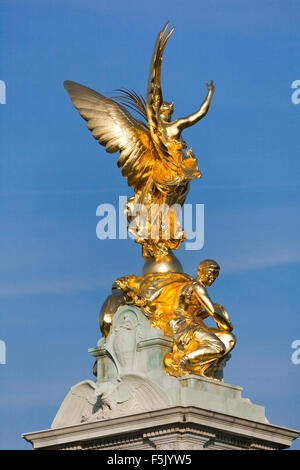 La statue de la Victoire de Samothrace sur le Victoria Memorial à l'extérieur de Buckingham Palace Banque D'Images