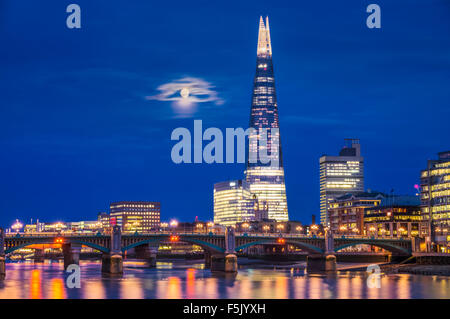 Le Shard et skyline at night sunset Ville de London South Bank Southwark London England UK GB EU Europe Banque D'Images