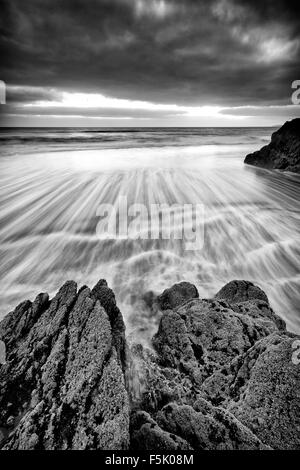 Les nuages de tempête sur une marée descendante à Freathy Whitsand Bay Plage Cornwall UK Banque D'Images