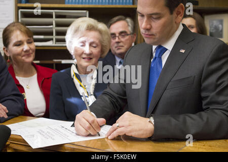 Concord, NH, USA. 5Th Nov, 2015. Marco Rubio laisse un message aux électeurs sur un avis aux électeurs la célébration du 100e anniversaire du New Hampshire élection primaire présidentielle pendant le dépôt d'une déclaration de candidature à la présidence des États-Unis au New Hampshire State House à Concord, New Hampshire le jeudi 5 novembre 2015. Credit : Alena Kuzub/ZUMA/Alamy Fil Live News Banque D'Images