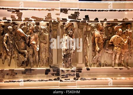 Le Musée Archéologique d'Ephèse (turc : Efes Müzesi) Selçuk près d'Izmir, Turquie. Frise sculptée en ivoire à partir de la Terrasse des maisons. Banque D'Images