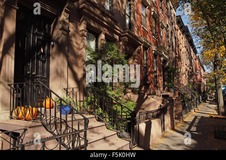 Brownstone townhouses le long de Garden Place dans le quartier historique de Brooklyn Heights. Banque D'Images