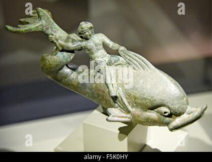 Le Musée Archéologique d'Ephèse (turc : Efes Müzesi) Selçuk près d'Izmir, Turquie. Eros Bronze Boy on a Dolphin Banque D'Images