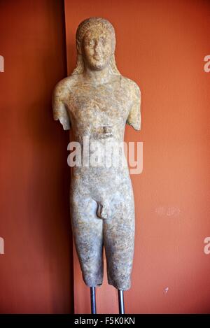 Le Musée Archéologique d'Ephèse (turc : Efes Müzesi) Selçuk près d'Izmir, Turquie. Kouros statue grecque. Banque D'Images