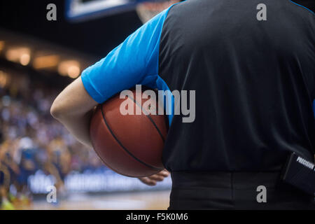 Berlin, Allemagne. 4ème Nov, 2015. Un arbitre tenant une balle pendant l'Eurocup match de basket-ball entre Alba Berlin et CB Gran Canaria à la Mercedes-Benz-Arena de Berlin, Allemagne, 4 novembre 2015. PHOTO : LUKAS SCHULZE/DPA/Alamy Live News Banque D'Images