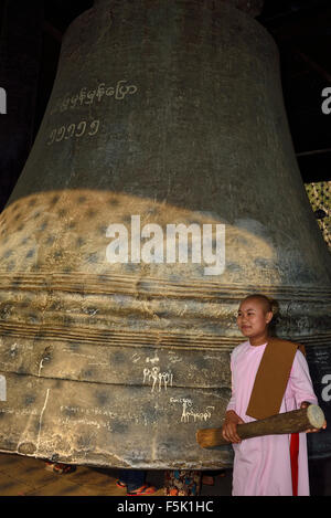 Une novice sonnant la grande cloche, à une époque la plus grande cloche au monde à Mingun, dans la région de Sagaing, au Myanmar (anciennement Birmanie), en Asie du Sud-est Banque D'Images