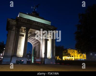 Les cyclistes équitation par Wellington Arch à Hyde Park Corner à Londres la nuit Banque D'Images