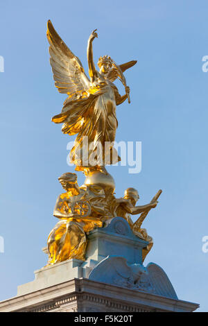 La statue de la Victoire de Samothrace sur le Victoria Memorial à l'extérieur de Buckingham Palace Banque D'Images