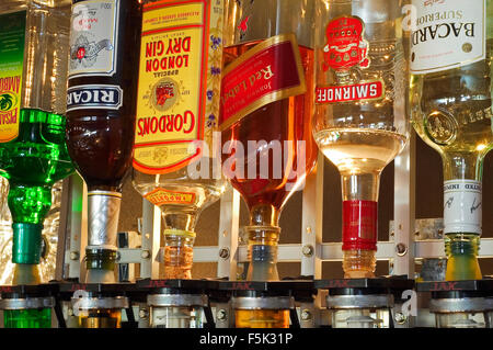 Close up de l'envers de bouteilles de liqueurs dans bar Banque D'Images