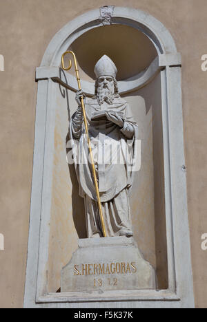 Saint Hermagoras statue sur la cathédrale St Nicholas wall à Ljubljana, Slovénie Banque D'Images