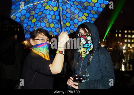 Londres, Royaume-Uni. 5 novembre, 2015. Pluie des centaines de manifestants anti-capitaliste portant des masques de Guy Fawkes prendre part à la "Millions" contre Mars Masques opressive le contrôle du gouvernement et l'austérité se rassembler à Trafalgar Square, Londres. Credit : Voir Li/Alamy Live News Banque D'Images