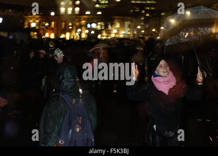 Londres, Royaume-Uni. 5 novembre, 2015. Pluie des centaines de manifestants anti-capitaliste portant des masques de Guy Fawkes prendre part à la "Millions" contre Mars Masques opressive le contrôle du gouvernement et l'austérité se rassembler à Trafalgar Square, Londres. Credit : Voir Li/Alamy Live News Banque D'Images