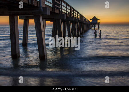 Au-dessous de la pêche pier au crépuscule, Naples, Florida, USA Banque D'Images