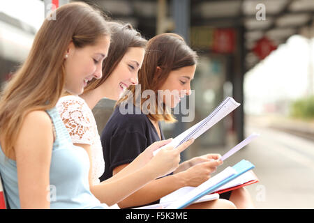 Profil des étudiants et de l'apprentissage trois notes de lecture dans une gare Banque D'Images