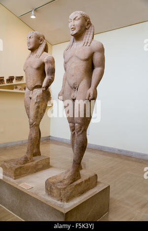 Delphes, GRÈCE - 30 octobre 2015 : Musée archéologique de Delphes. Kouros, Kleobis et Biton Banque D'Images