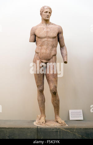 Delphes, GRÈCE - 30 octobre 2015 : Musée archéologique de Delphes. Statue d'Agias de Pharsala Banque D'Images