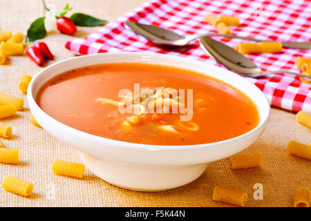 Libre d'un bol avec un minestrone, soupe italienne typique, avec les légumes et les pâtes, sur un tableau statistique Banque D'Images